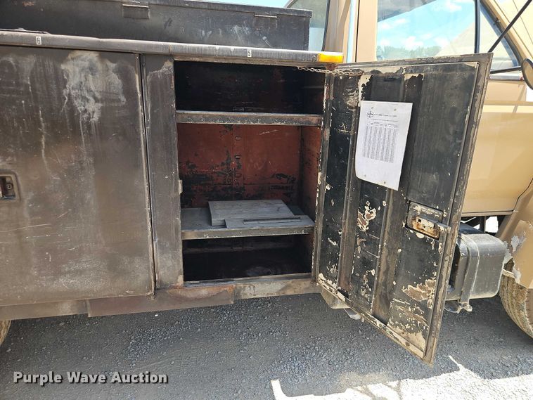 image for item EO4523 1985 Ford F700 utility / service truck