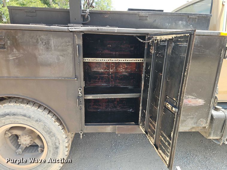 image for item EO4523 1985 Ford F700 utility / service truck