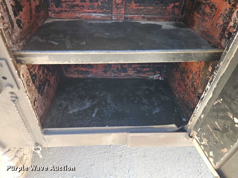 image for item EO4523 1985 Ford F700 utility / service truck