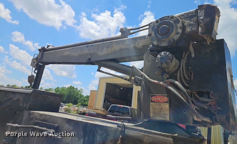 image for item EO4523 1985 Ford F700 utility / service truck