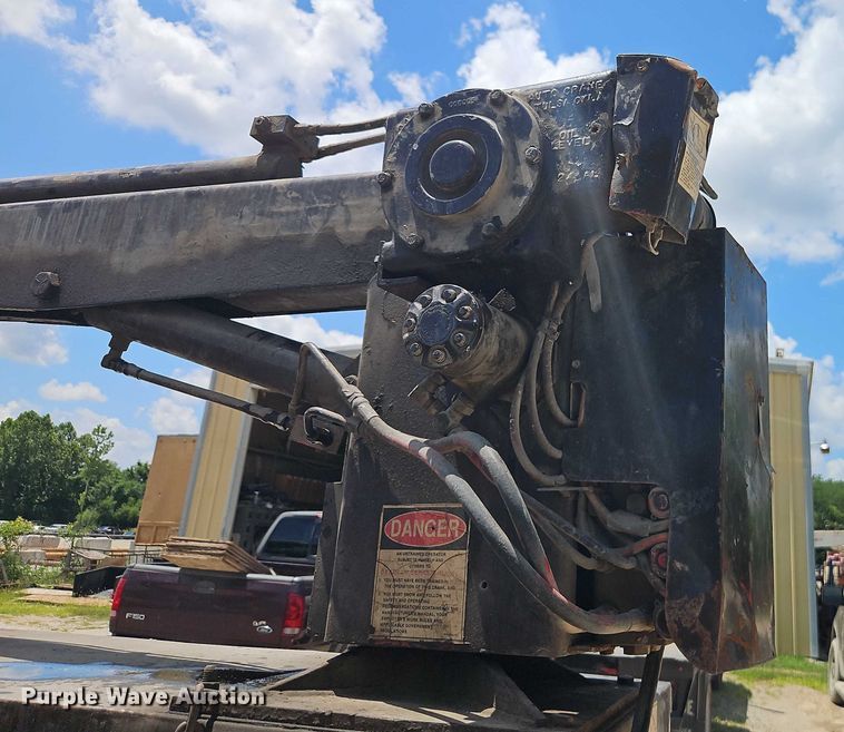 image for item EO4523 1985 Ford F700 utility / service truck