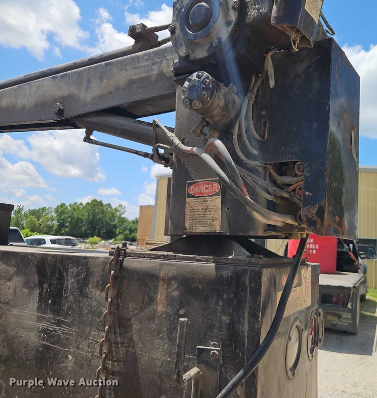 image for item EO4523 1985 Ford F700 utility / service truck