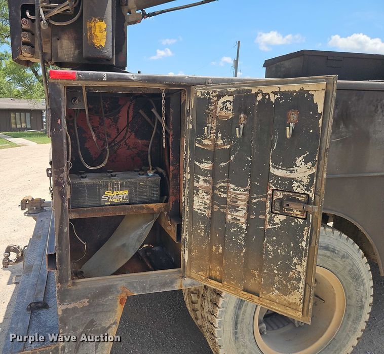 image for item EO4523 1985 Ford F700 utility / service truck