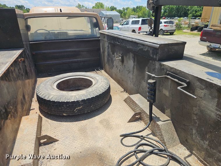 image for item EO4523 1985 Ford F700 utility / service truck