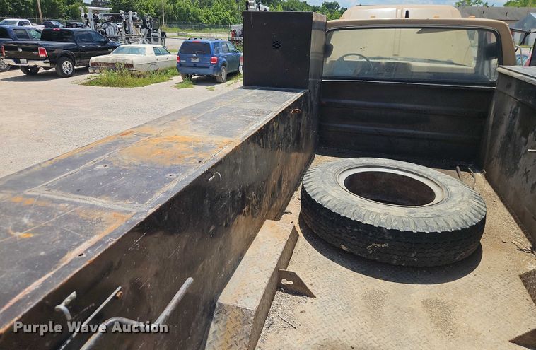 image for item EO4523 1985 Ford F700 utility / service truck