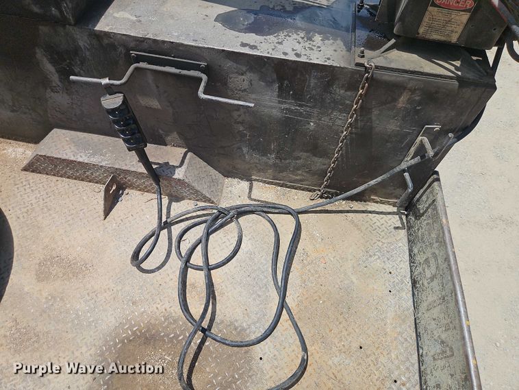 image for item EO4523 1985 Ford F700 utility / service truck