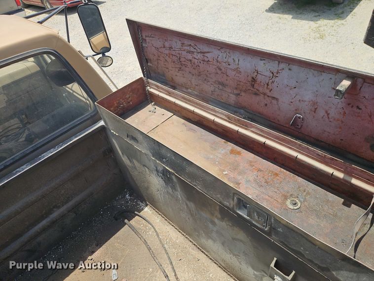 image for item EO4523 1985 Ford F700 utility / service truck