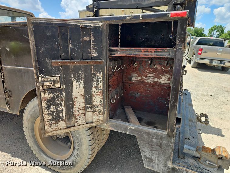 image for item EO4523 1985 Ford F700 utility / service truck