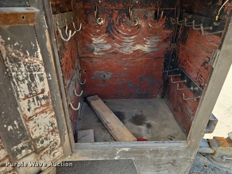 image for item EO4523 1985 Ford F700 utility / service truck