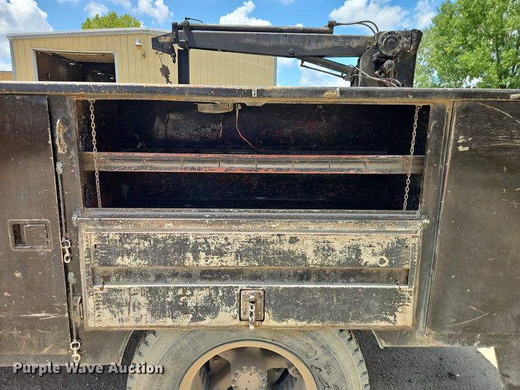 image for item EO4523 1985 Ford F700 utility / service truck