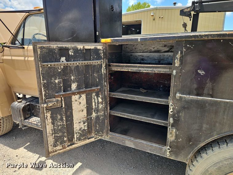 image for item EO4523 1985 Ford F700 utility / service truck