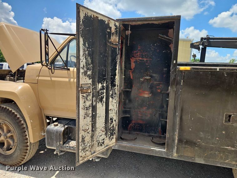image for item EO4523 1985 Ford F700 utility / service truck