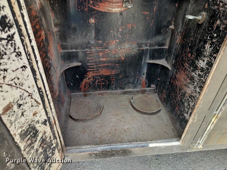 image for item EO4523 1985 Ford F700 utility / service truck