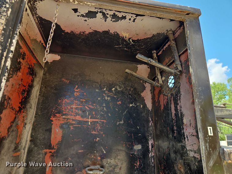 image for item EO4523 1985 Ford F700 utility / service truck