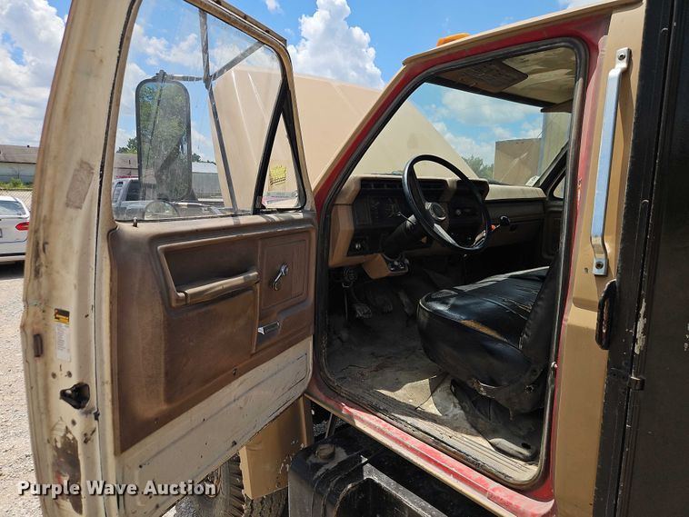 image for item EO4523 1985 Ford F700 utility / service truck