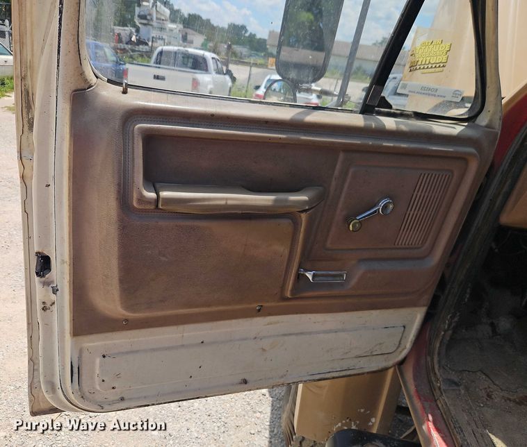 image for item EO4523 1985 Ford F700 utility / service truck