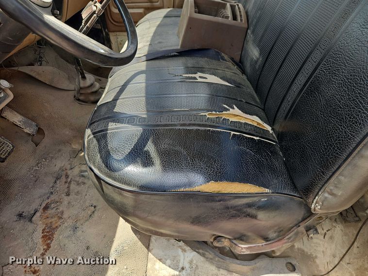 image for item EO4523 1985 Ford F700 utility / service truck