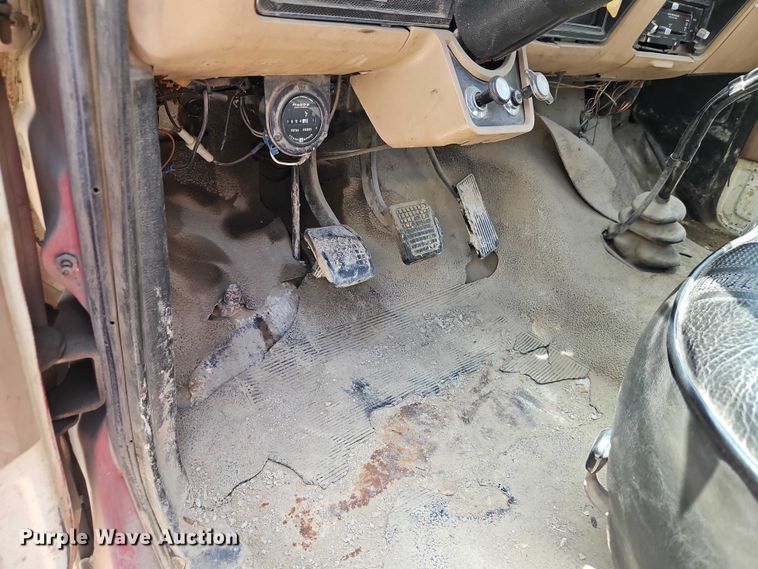 image for item EO4523 1985 Ford F700 utility / service truck