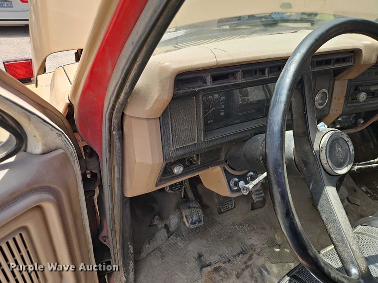 image for item EO4523 1985 Ford F700 utility / service truck