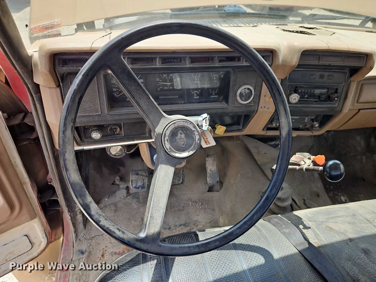 image for item EO4523 1985 Ford F700 utility / service truck