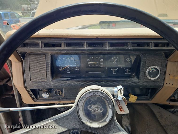 image for item EO4523 1985 Ford F700 utility / service truck
