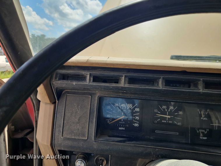 image for item EO4523 1985 Ford F700 utility / service truck