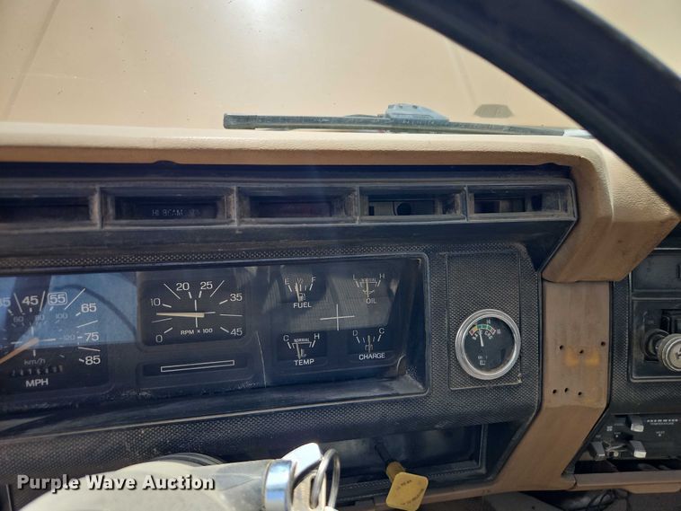image for item EO4523 1985 Ford F700 utility / service truck