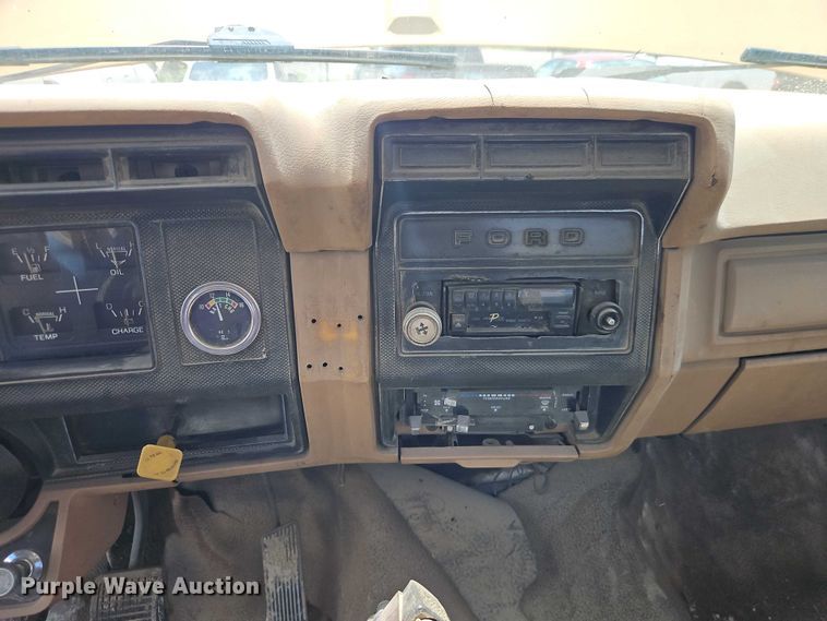 image for item EO4523 1985 Ford F700 utility / service truck