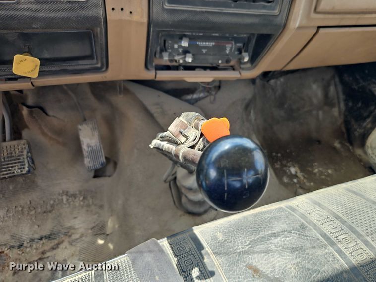 image for item EO4523 1985 Ford F700 utility / service truck