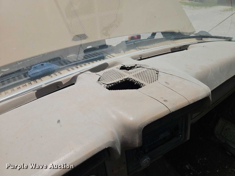 image for item EO4523 1985 Ford F700 utility / service truck