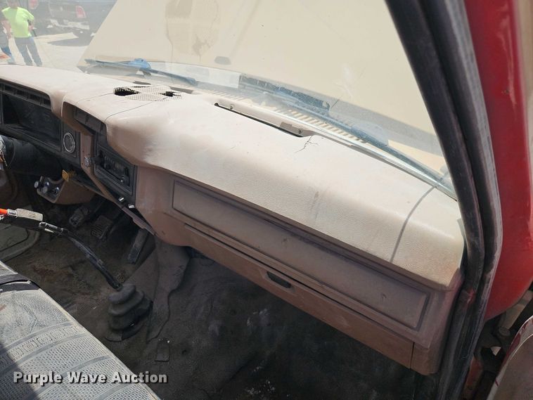 image for item EO4523 1985 Ford F700 utility / service truck