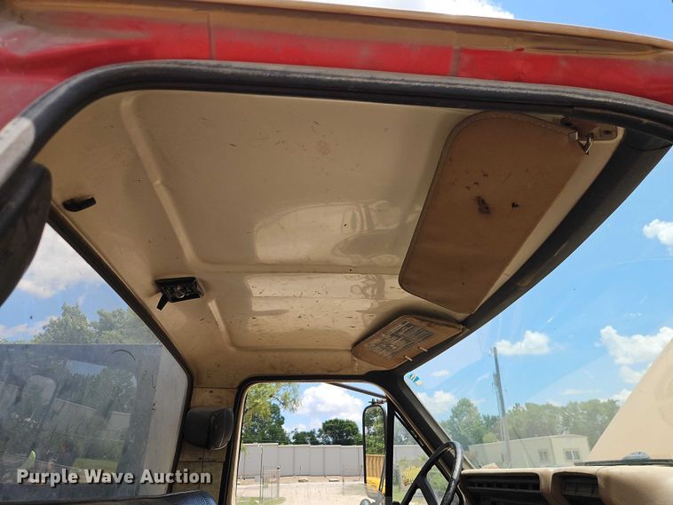 image for item EO4523 1985 Ford F700 utility / service truck