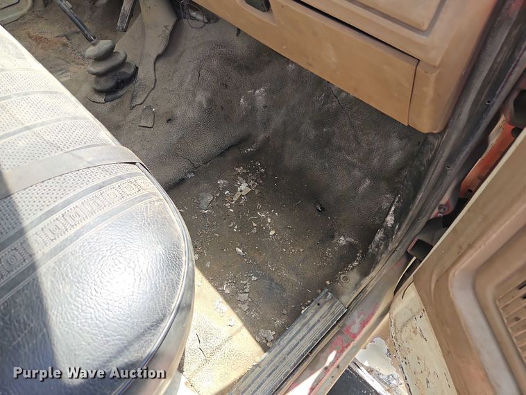 image for item EO4523 1985 Ford F700 utility / service truck