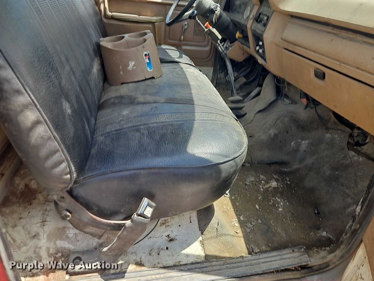 image for item EO4523 1985 Ford F700 utility / service truck