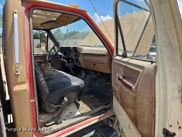 image for item EO4523 1985 Ford F700 utility / service truck