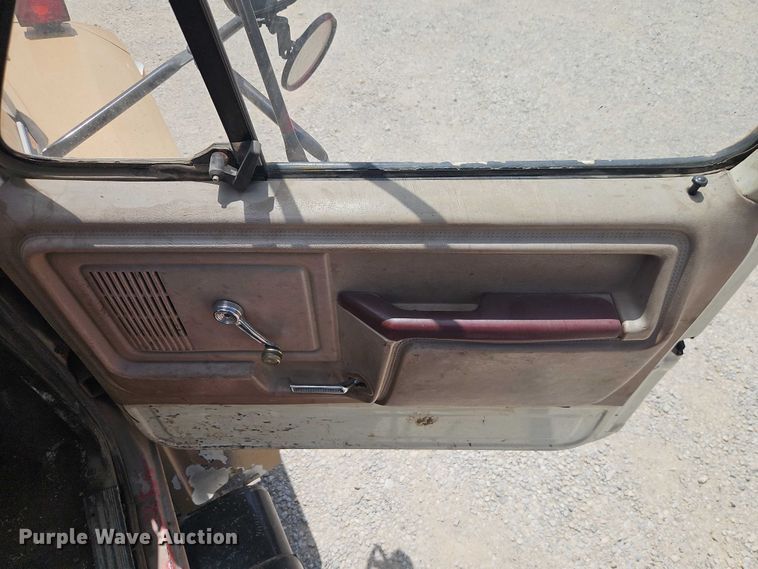 image for item EO4523 1985 Ford F700 utility / service truck