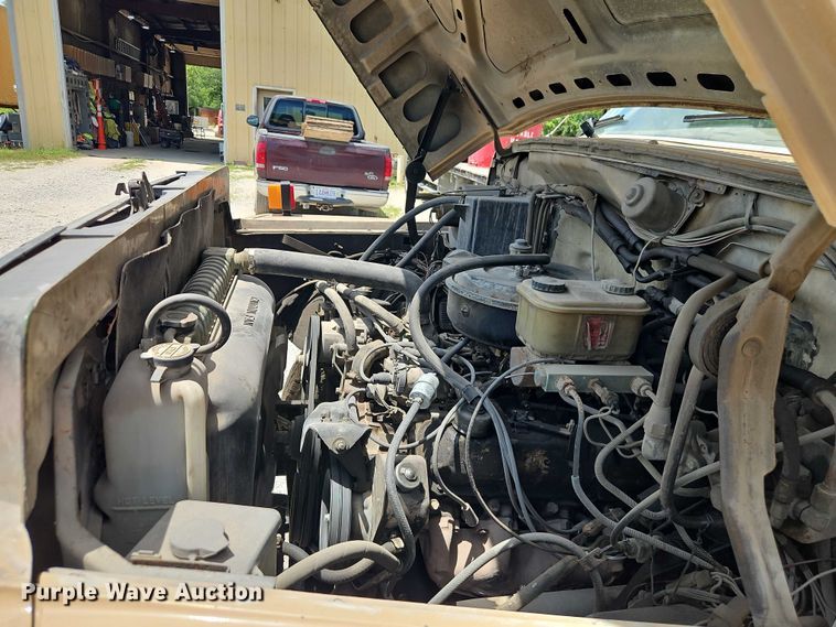 image for item EO4523 1985 Ford F700 utility / service truck