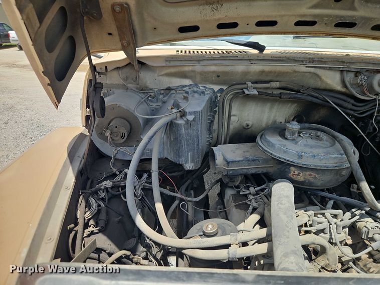 image for item EO4523 1985 Ford F700 utility / service truck