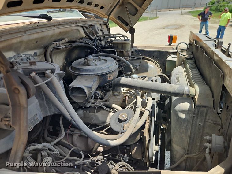 image for item EO4523 1985 Ford F700 utility / service truck