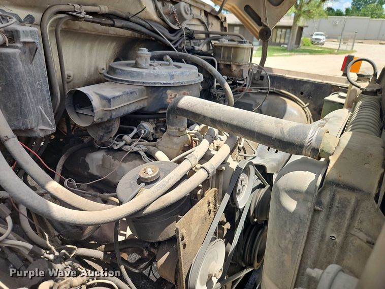 image for item EO4523 1985 Ford F700 utility / service truck