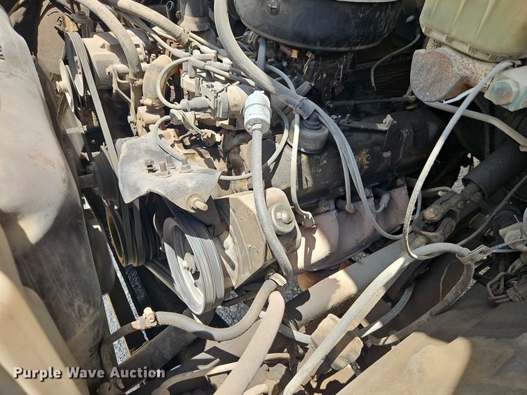 image for item EO4523 1985 Ford F700 utility / service truck