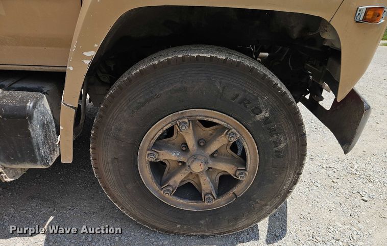 image for item EO4523 1985 Ford F700 utility / service truck