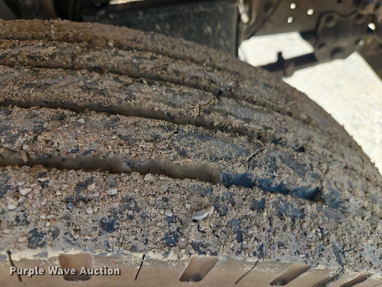 image for item EO4523 1985 Ford F700 utility / service truck