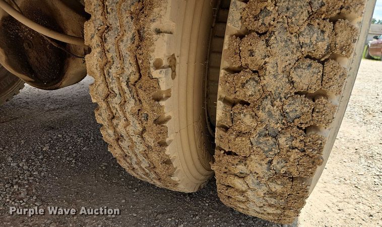 image for item EO4523 1985 Ford F700 utility / service truck