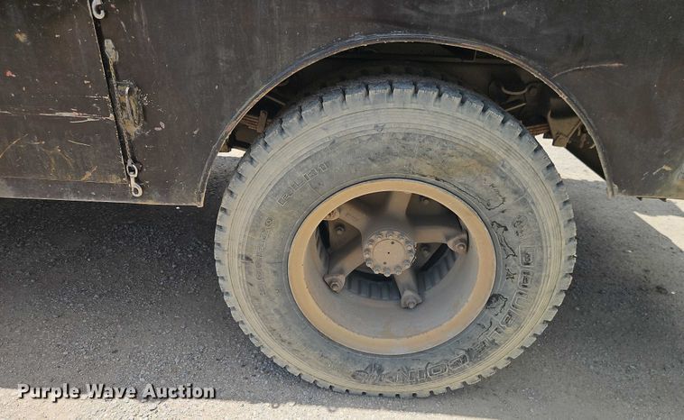 image for item EO4523 1985 Ford F700 utility / service truck