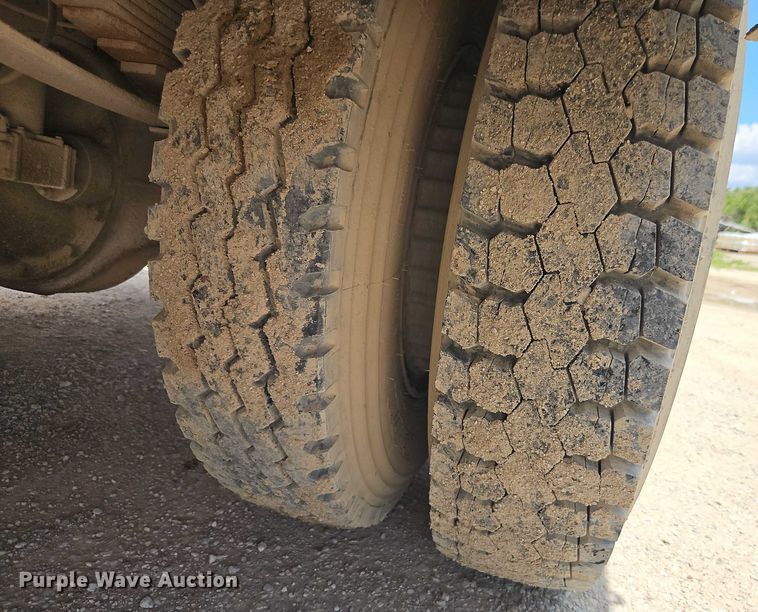 image for item EO4523 1985 Ford F700 utility / service truck