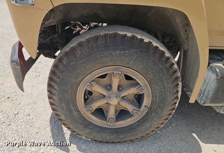 image for item EO4523 1985 Ford F700 utility / service truck