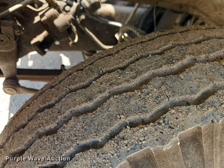 image for item EO4523 1985 Ford F700 utility / service truck