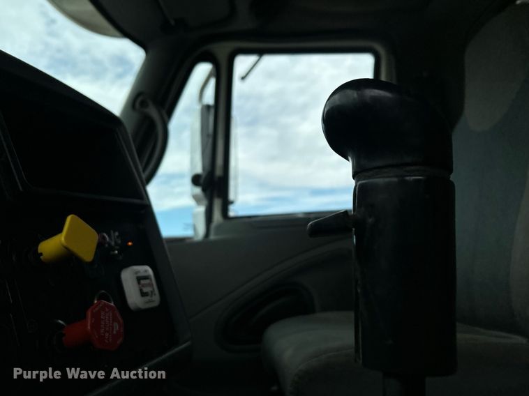 image for item EQ0501 2006 International RF027 dump truck