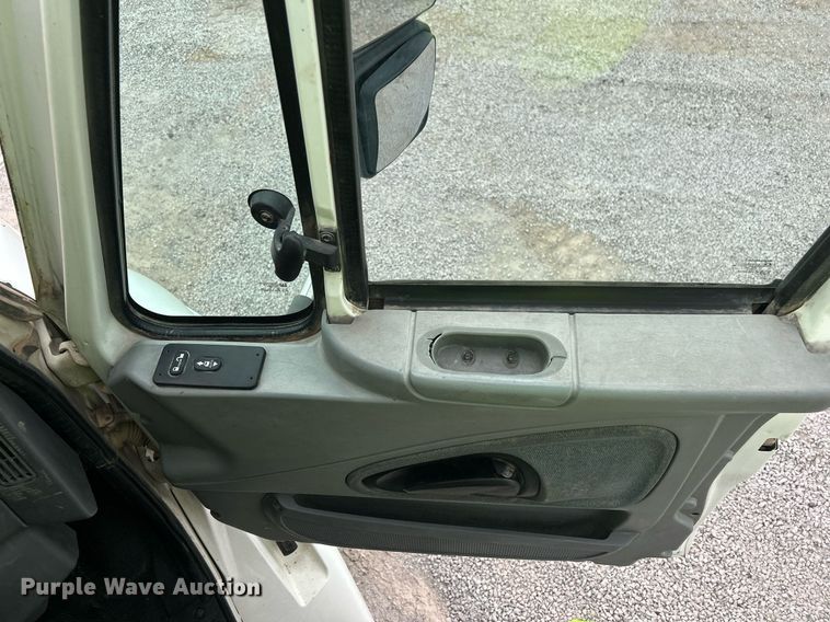 image for item EQ0501 2006 International RF027 dump truck